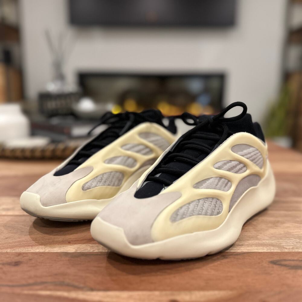Yeezy x Adidas Authentic Men’s US 9.5 Yeezy Boost 700 V3 AZAEL Sneaker FW4980